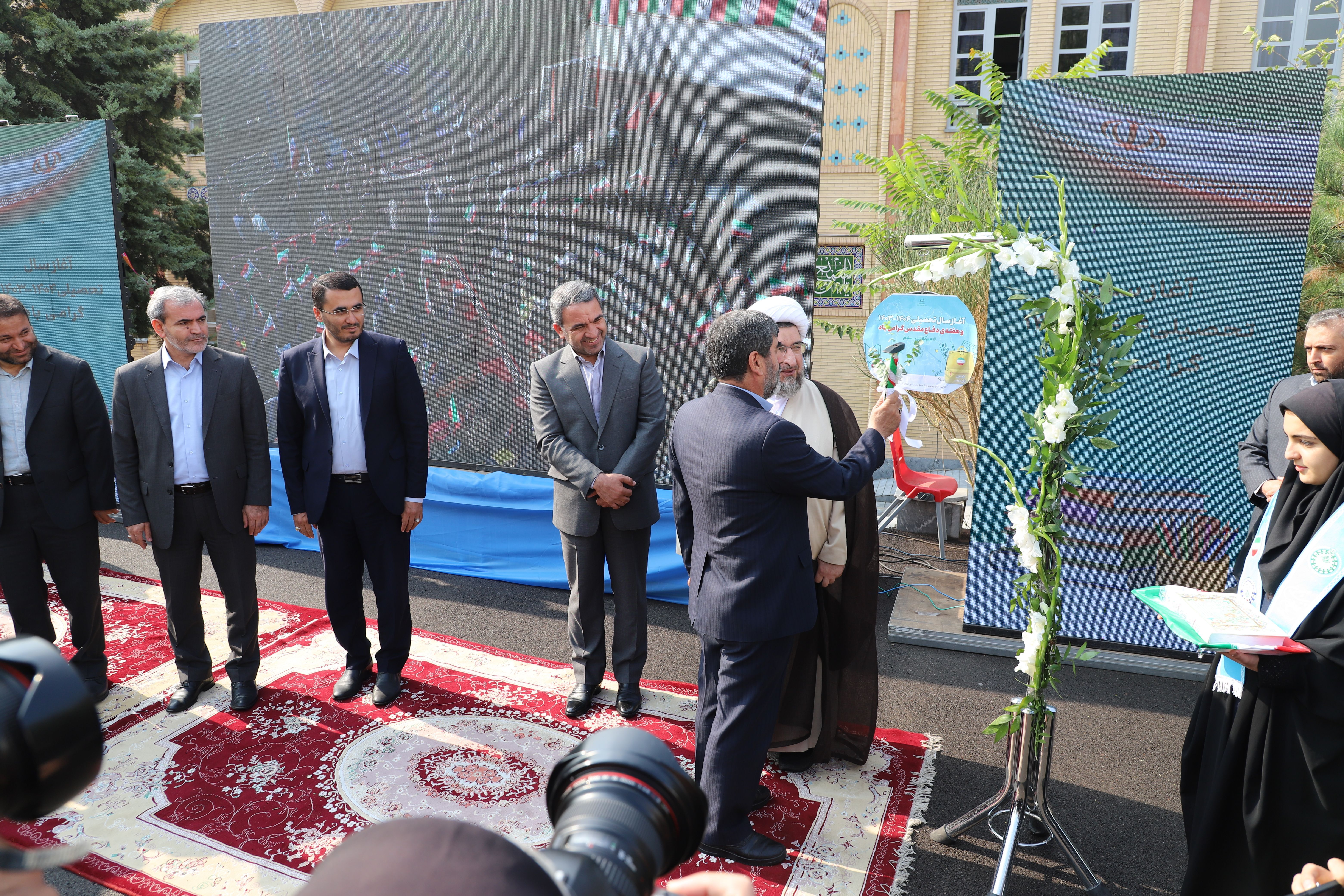 همه در تربیت 16.5 میلیون دانش‌آموز باید به آموزش و پرورش کمک کنند