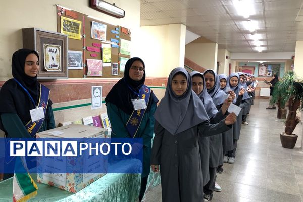 برگزاری انتخابات همیار مشاور در آموزشگاه شاهد نجمه ناحیه دو شهرری 