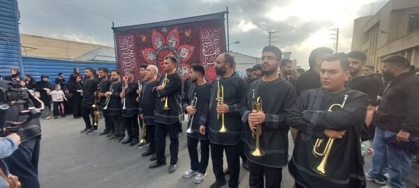 استقبال عزاداران حسینی از کاروان نمادین اسرای کربلا در قم