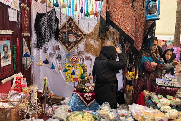 برگزاری بازارچه همدلی با کودکان غزه در دبستان آزاده ناحیه دو شهرری 