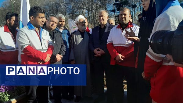 بازدید دبیرکل جمعیت هلال احمر کشور از غرفه‌های خدمت‌رسانی شهر کرج در نوروز 