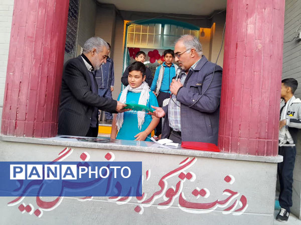 تقدیر دانش‌آموزان یک مدرسه در قم از پدر شهید کریمی