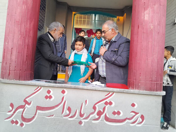 تقدیر دانش‌آموزان یک مدرسه در قم از پدر شهید کریمی