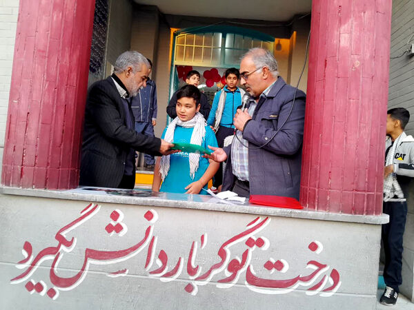تقدیر دانش‌آموزان یک مدرسه در قم از پدر شهید کریمی