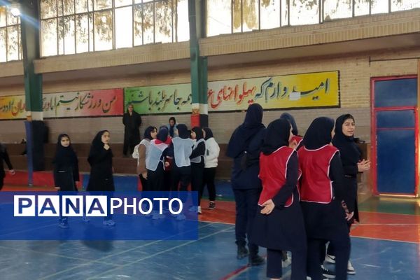 مسابقات ورزشی بین مدرسه‌ای در رباط‌کریم