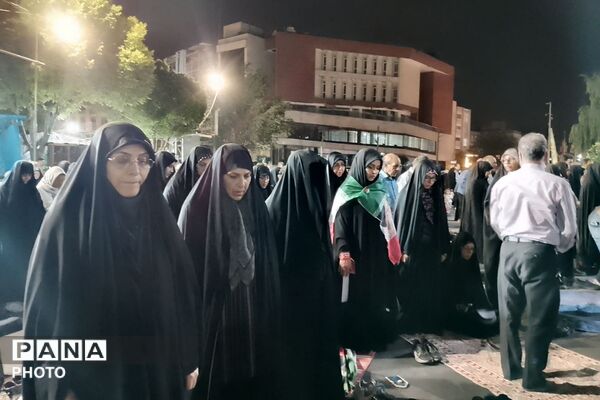 برپایی نماز استغاثه به امام زمان (عج) در میدان نماز شهرری 