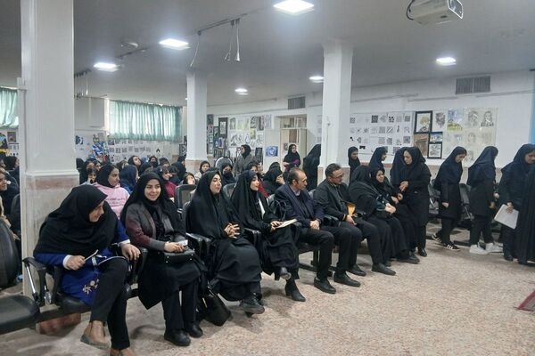 نمایشگاه دست‌سازه‌های خلاق در هنرستان تقوی‌پیشگان بهارستان۲
