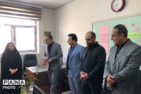 بازدید و عرض تبریک مدیر آموزش و پرورش ناحیه دو شهرری از کارکنان اداری