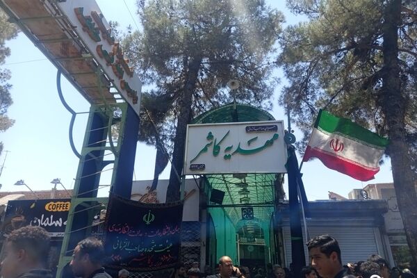 ورود هیئت‌های عزاداری به مهدیه کاشمر در هشتمین روز محرم