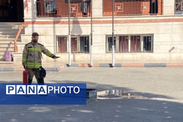 حضور قهرمانان بی‌ادعا در مدرسه حاج مهدی رسولی در هفته پدافند غیر عامل