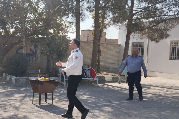 آموزش اصول اولیه آتش‌نشانی در مدرسه زکیه صباشهر