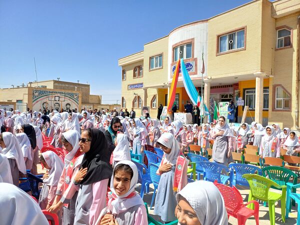 نواختن زنگ سپاس معلم در دبستان دخترانه شاهد نرگس