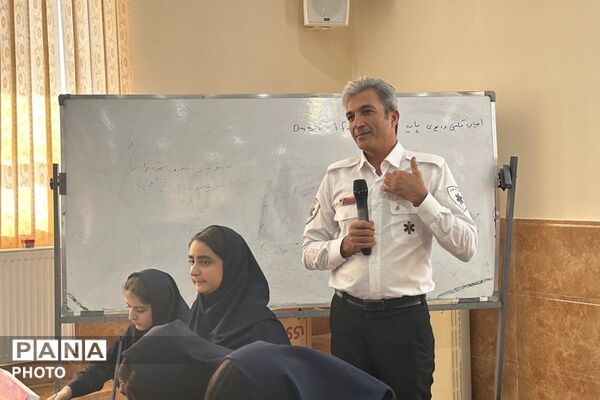 آموزش امداد و نجات در مدرسه گل‌های نمونه ورامین