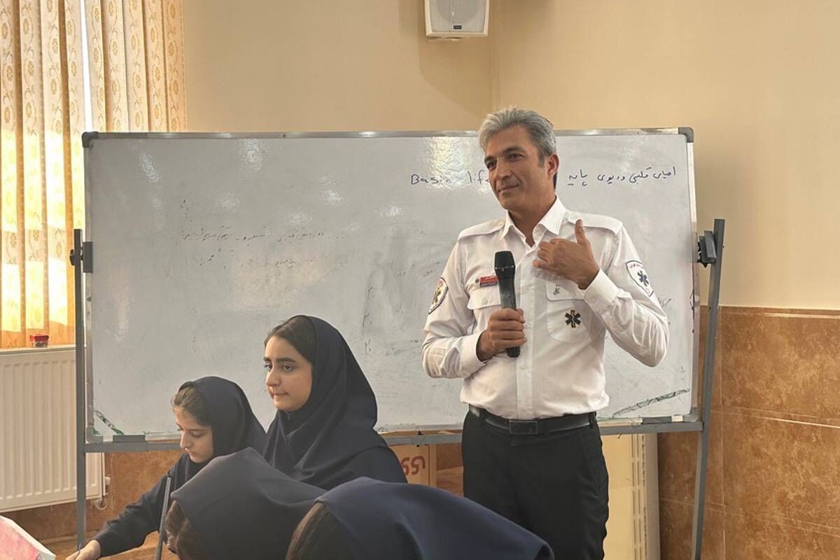 آموزش امداد و نجات در مدرسه گل‌های نمونه ورامین