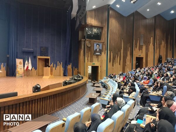 حضور دانش‌آموزان دختر هرمزگانی در همایش بزرگ تحصیلی «یاد نوین»
