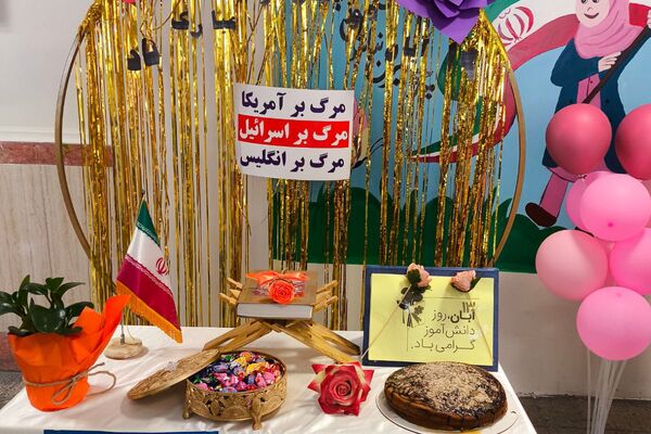 برگزاری آیین باشکوه روز دانش‌آموز در فیروزکوه؛ زنگ استکبارستیزی در این مدرسه طنین‌انداز شد