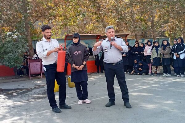 حضور‌ آتش نشانان شهر قدس در دبیرستان فرزانگان