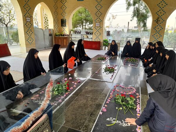 ادای احترام به شهدا توسط دانش‌آموزان دبیرستان فرهنگ ۱۳