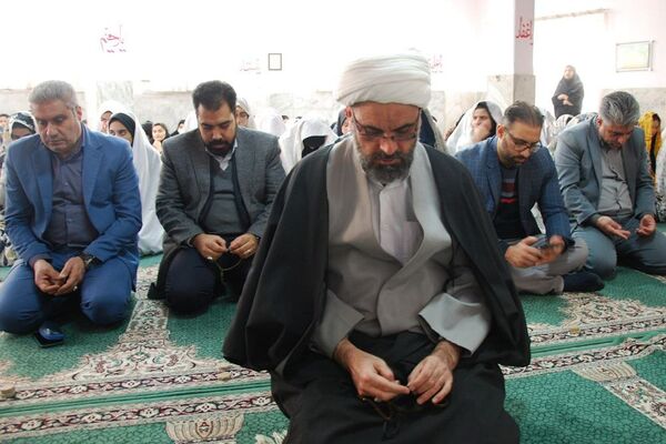 نماز جماعت به‌مناسبت هفته قرآن، عترت نماز در دبیرستان الغدیر ناحیه یک شهرری