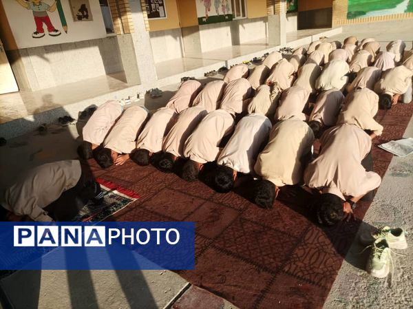 برگزاری نماز جماعت ظهر و عصر در مدرسه شهید حججی سیریک 