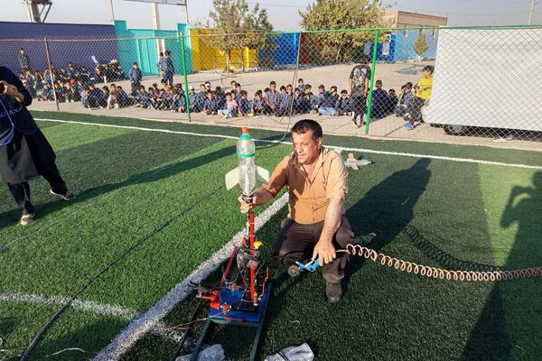هیجان پرتاب موشک آبی در هفته هوافضا با حضور دانش‌آموزان در پژوهشسرای خواجه نصیرالدین طوسی