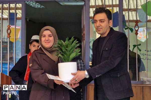 آیین سپاس مربی در دبستان شهید قلنبر ناحیه دو شهرری 