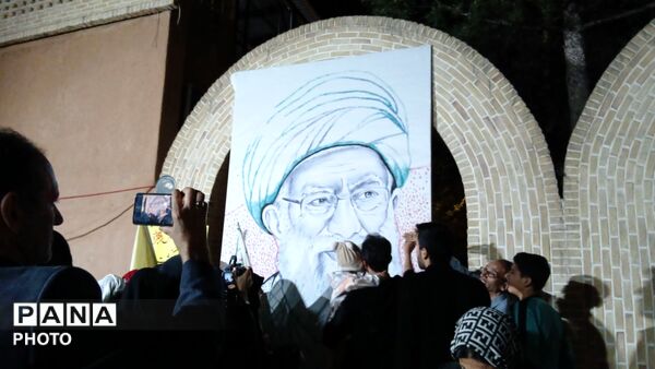 اثر انگشت هایی که قاب رهبر شهید را کامل کردند 