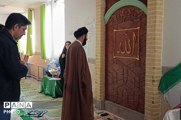 اقامه نماز جماعت و تجلیل از دانش آموزان برتر کنگره قرآنی سمپاد در دبیرستان فرزانگان قرچک
