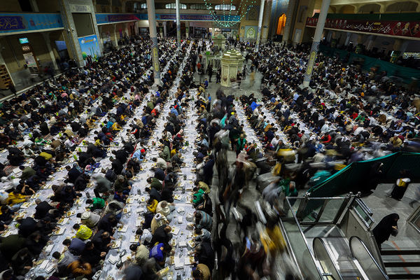 ضیافت افطاری ۲۵ هزار نفری حرم بانوی کرامت در شب میلاد کریم اهل بیت (ع)