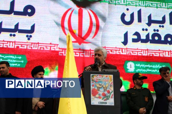 حضور گسترده اقشار مختلف مردم پردیس در راهپیمایی ۲۲ بهمن