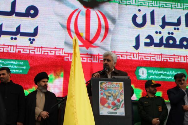 حضور گسترده اقشار مختلف مردم پردیس در راهپیمایی ۲۲ بهمن