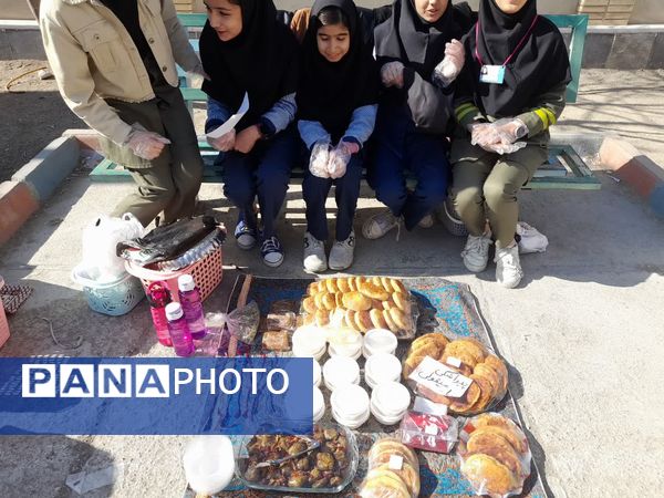 برپایی بازارچه مدرسه‌ای به‌مناسبت دهه فجر در آموزشگاه دخترانه شهید حسن زاده خانلق