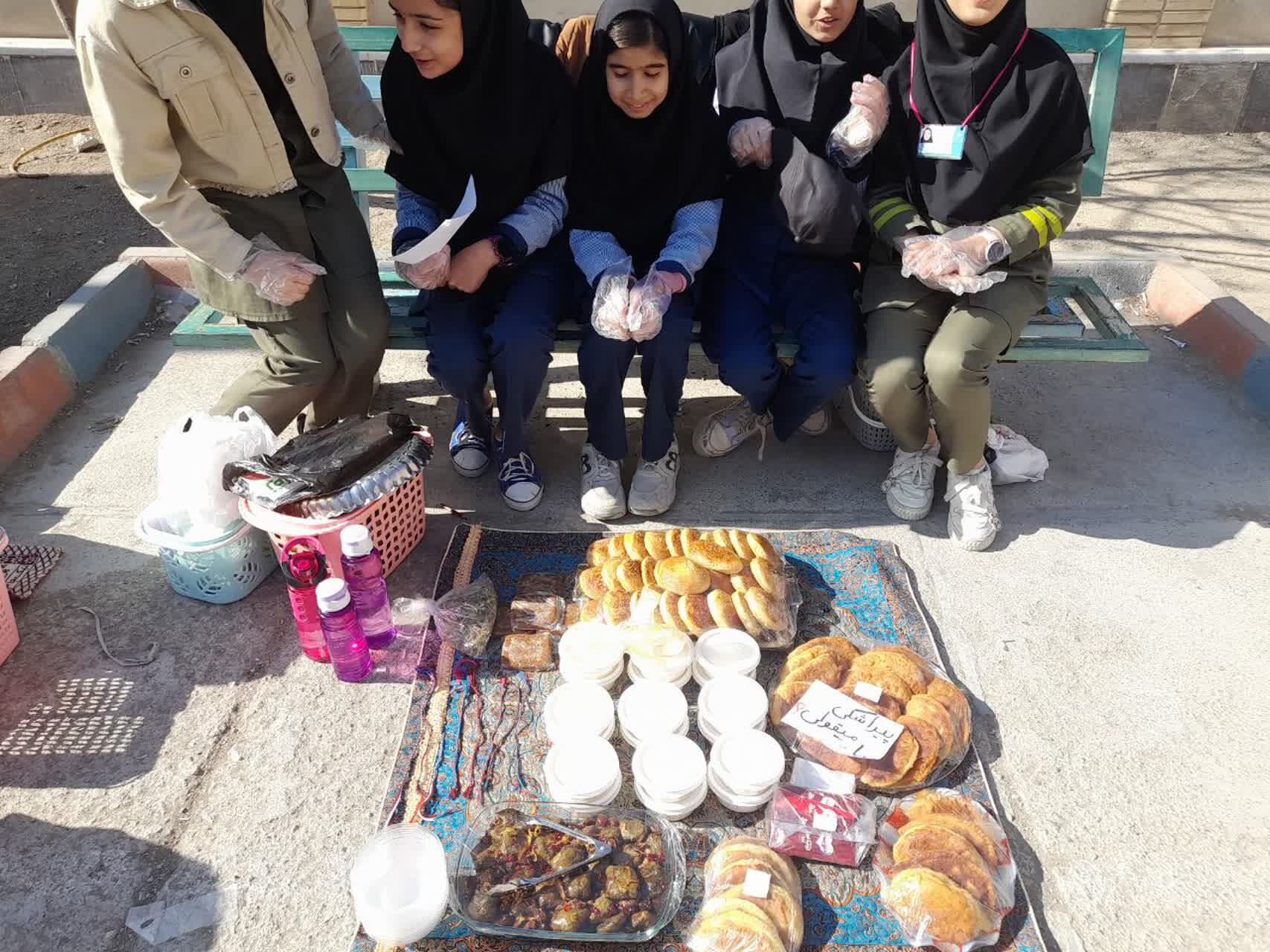 برپایی بازارچه مدرسه‌ای به‌مناسبت دهه فجر در آموزشگاه دخترانه شهید حسن زاده خانلق