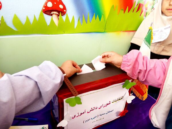 انتخابات شورای دانش آموزی در دبستان سمیه