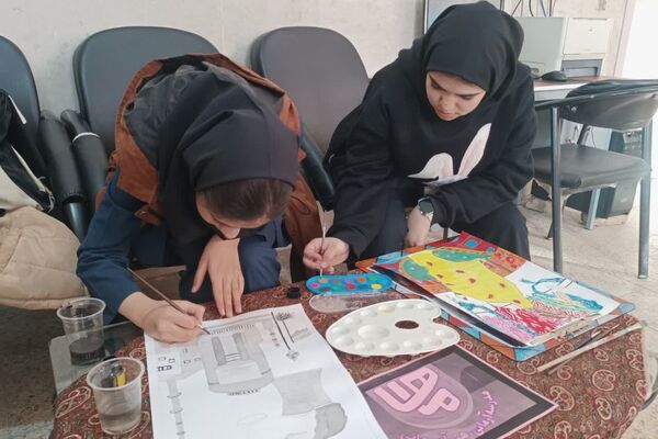 نمایشگاه آثار هنری دانش آموزان دبیرستان امام علی(ع) شهرستان ورامین
