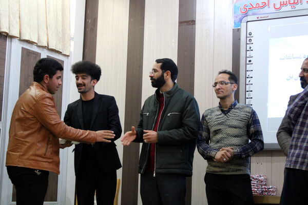 تجلیل از دانش‌آموزان برگزیده در چهل ودومین جشنواره فرهنگی هنری امید فردا شهرستان بن