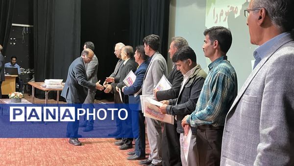 تجلیل از برترین‌های آموزشی و پرورشی دبیرستان نمونه آیت‌الله خامنه‌ای کاشمر