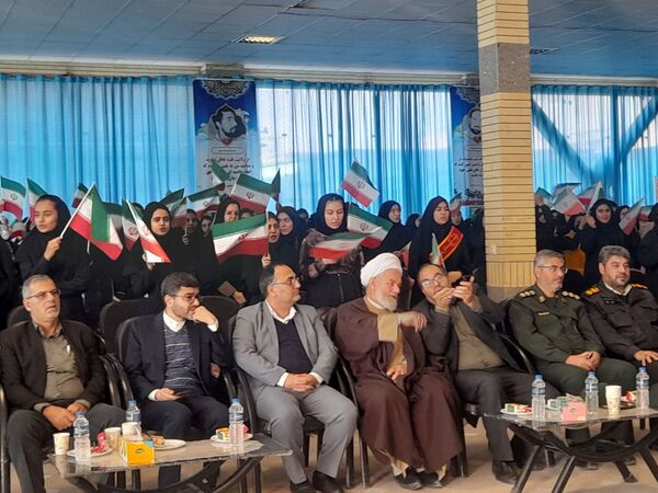 مراسم دهه فجر در مدرسه حضرت زینب اسدآباد 