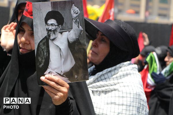 آخرین وداع با قائد شهید: پیکر مطهر آیت‌الله سیدعلی‌خامنه‌ای در میان سیل عاشقان به مصلی تهران رسید 