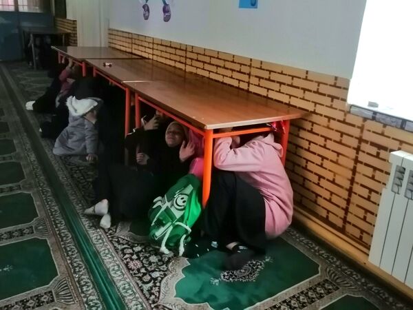 مانور زلزله و آموزش اطفای حریق و ایمن سازی در مدرسه شهید جواهری دو 