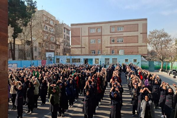 تمرین دانش‌آموزان دبیرستان حضرت ولیعصر (عج) ری یک جهت حضور در برنامه یاوران انقلاب