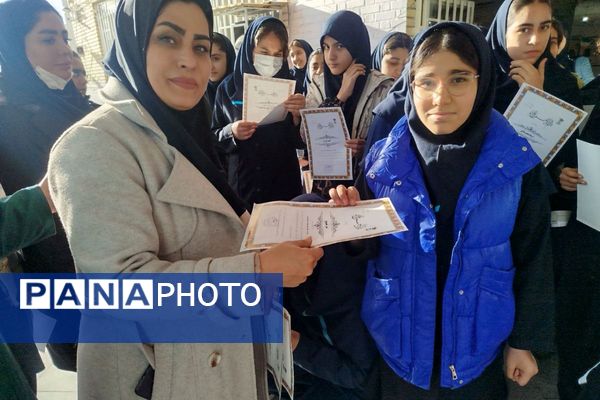 تجلیل از دانش آموزان ممتاز دبیرستان عطیه 
