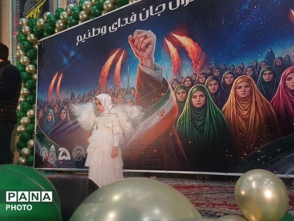 تجدید بیعت دختران وطن با آرمان‌های انقلاب در حسینیه امام