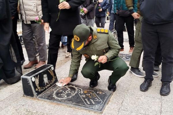 غبار روبی و عطر افشانی گلزار شهدا  در نیشابور 