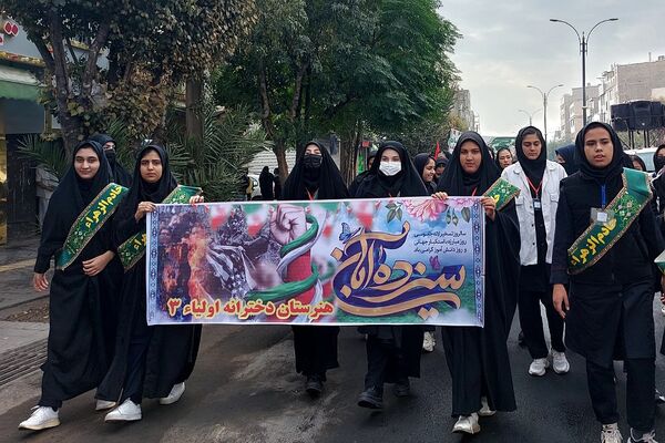 حضور پرشکوه دانش‌آموزان کهریزک و باقرشهر در راهپیمایی ۱۳ آبان