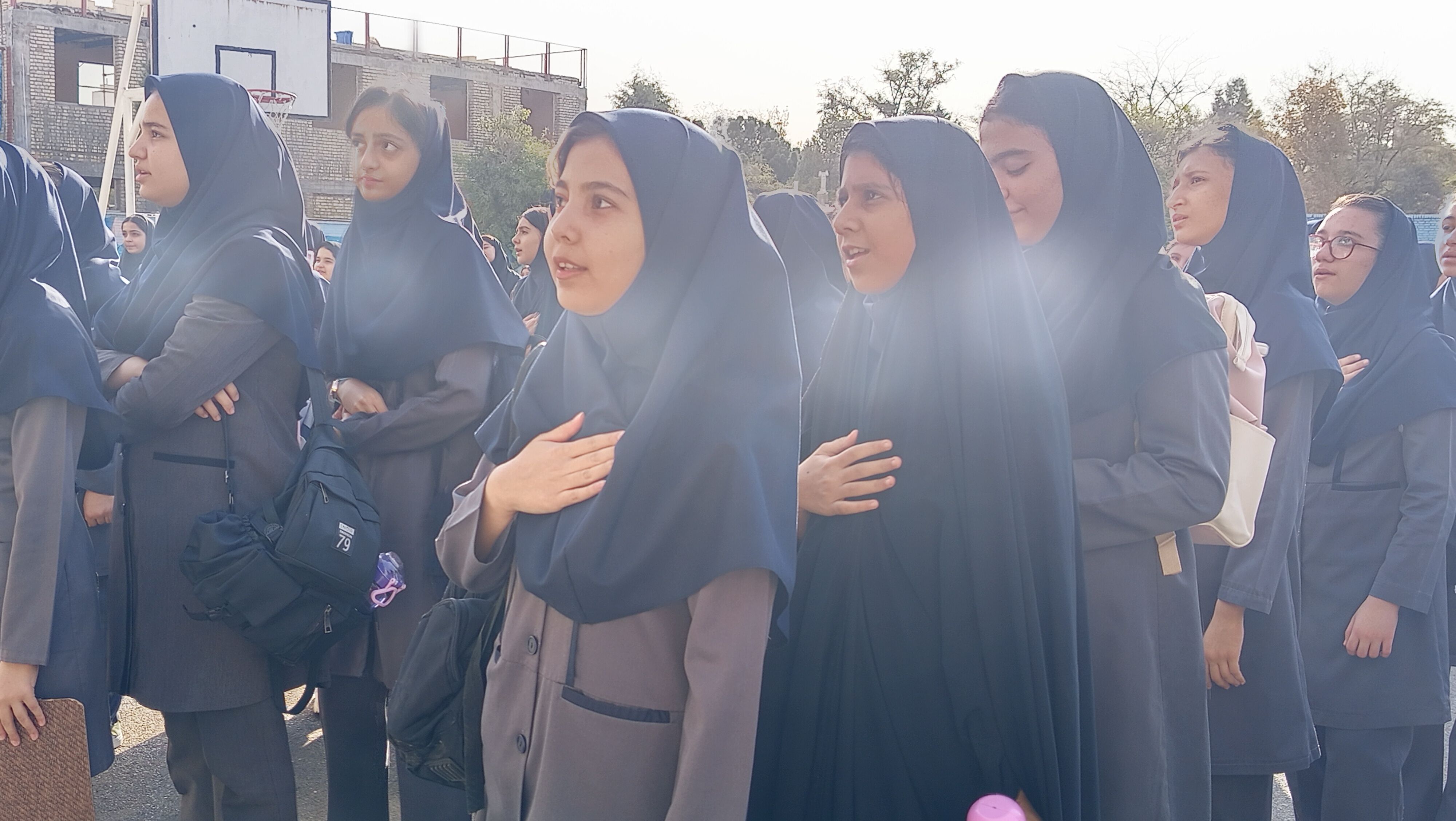 بازگشت دانش آموزان به کلاس درس؛ آیین استقبال از دانش آموزان در دبیرستان صدیقه 