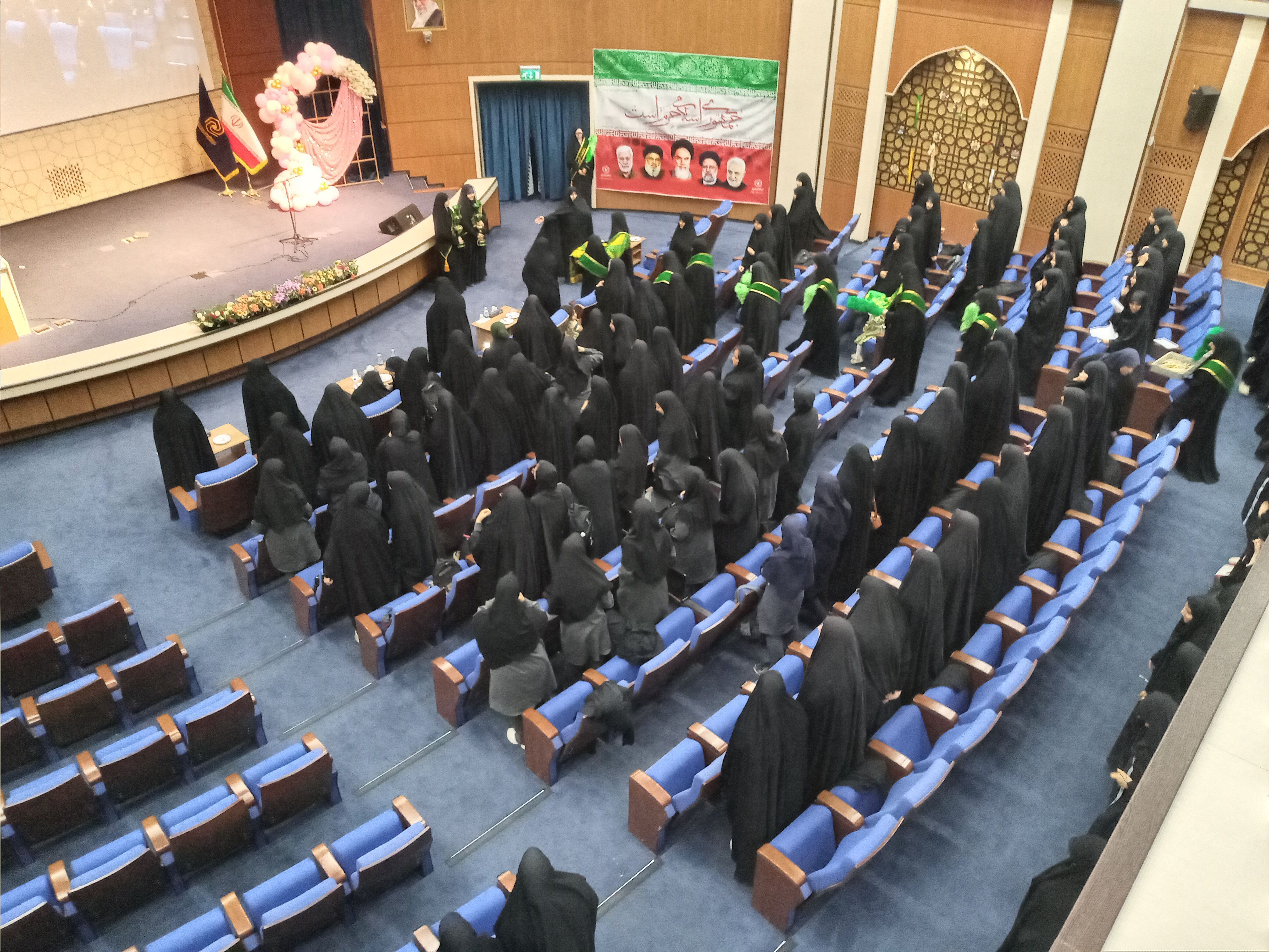 حضور دانش‌آموزان دبیرستان میعاد قم در همایش مرکز مدیریت حوزه علمیه خواهران به مناسبت دهه کرامت