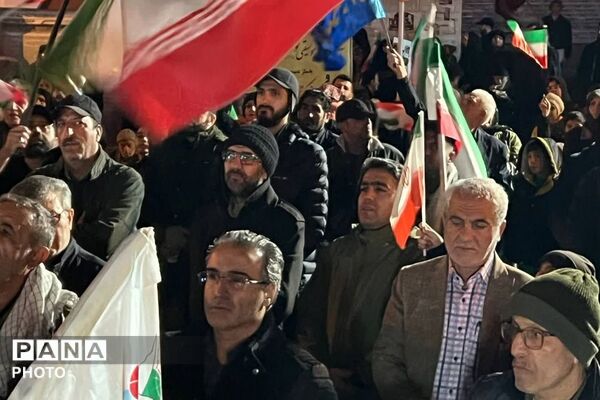 اجتماع بزرگ شبانه مردم فیروزکوه در میدان معلم