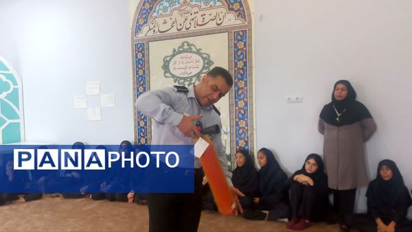آموزش ایمنی و اطفای حریق برای دانش‌آموزان دبیرستان فرهنگیان