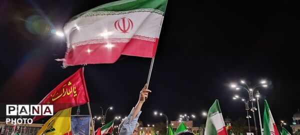 مردم یکن‌آباد در میدان امام، پیمانِ دوباره با شهدا بستند